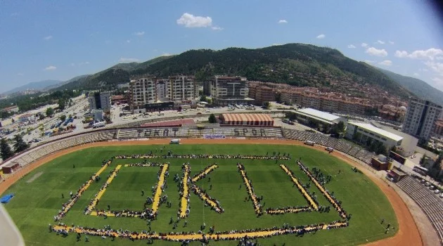 Bin 800 öğrenci stadyumda kurulan yer sofrasında yemek yedi