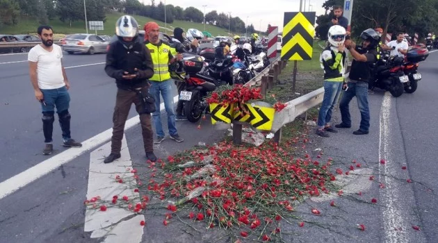 Bin motosikletli Yusuf Durup’un hayatını kaybettiği sapağa karanfil bıraktı