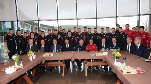 Binali Yıldırım, Riva’da kamp yapan A Milli Futbol Takımı’nı ziyaret etti