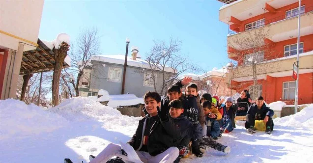 Bingöl’de 1 metreyi bulan kar çocuklara eğlence, vatandaşa çile oldu