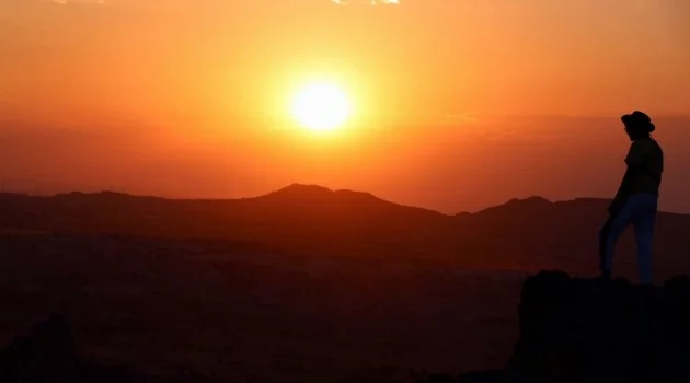 Binlerce turist Kapadokya’da gün batımı keyfini yaşıyor