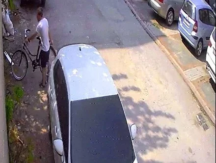Bisiklet çalarken kameralara yakalandı