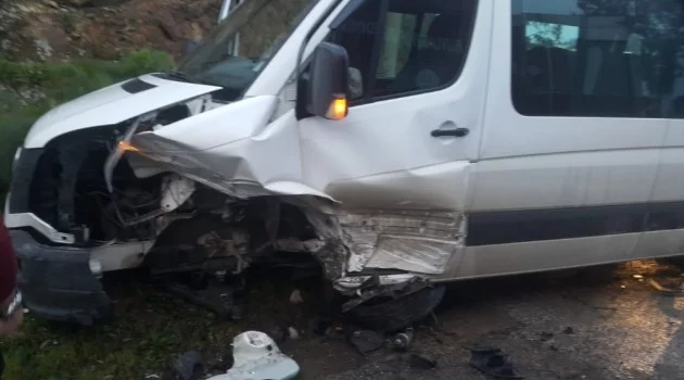 Bodrum’da öğrenci servisi ile otomobil çarpıştı: 13 yaralı