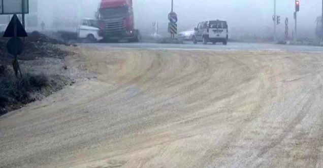 Bolu’da kırmızı ışıkta geçen kamyonet tıra çarptı: 2 yaralı