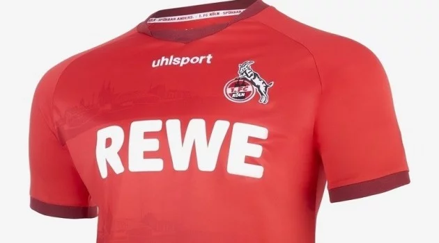 Bundesliga ligindeki FC Köln kulübünün formasında cami silüeti
