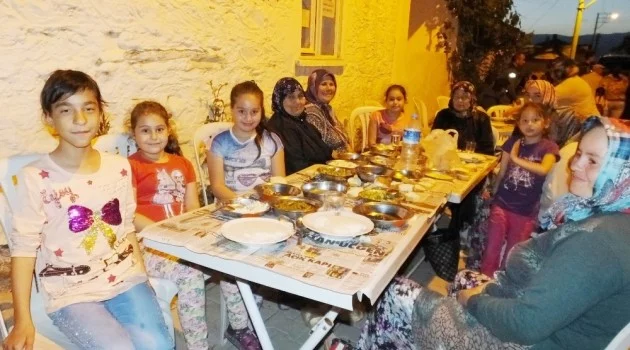 Burhaniye’ de dedelerinden kalma toplu iftar geleneklerini yaşatıyorlar