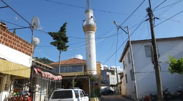 Burhaniye’de Yalçın çifti minare tamiri ile ekmeğini kazanıyor