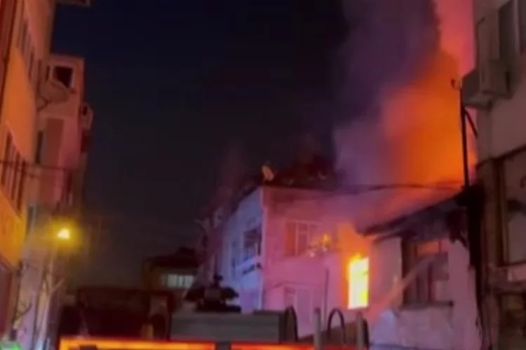 Bursa’da 2 katlı ahşap ev alev alev yandı