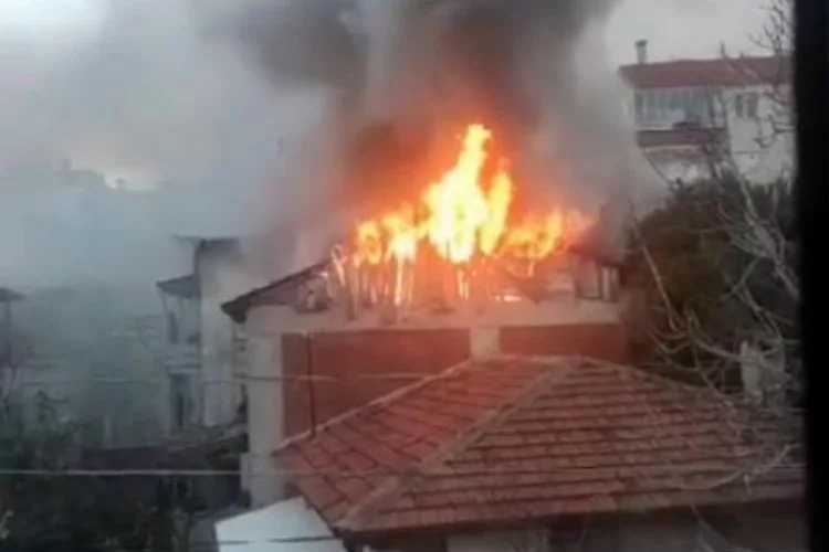 Bursa’da çatı alev alev yandı