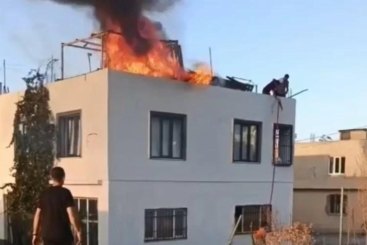 Bursa'da çatı yangını korku dolu anlar yaşattı