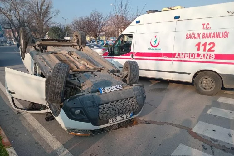 Bursa'da döner kavşakta kaza: Araçtan biri takla attı