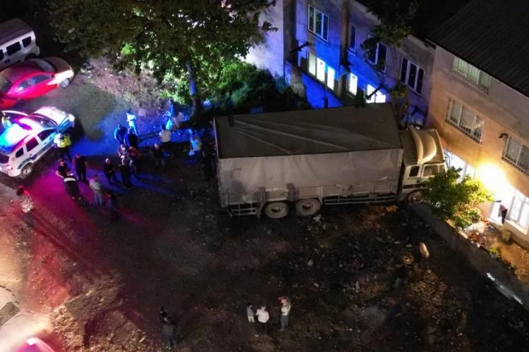 Bursa'da facia ucuz atlatıldı.. Freni boşalan kamyon eve girdi