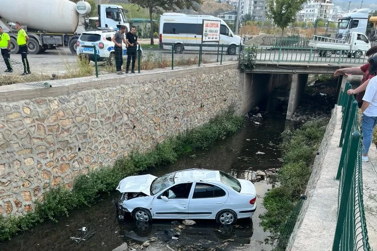 Bursa'da feci kaza: Araç dereye uçtu