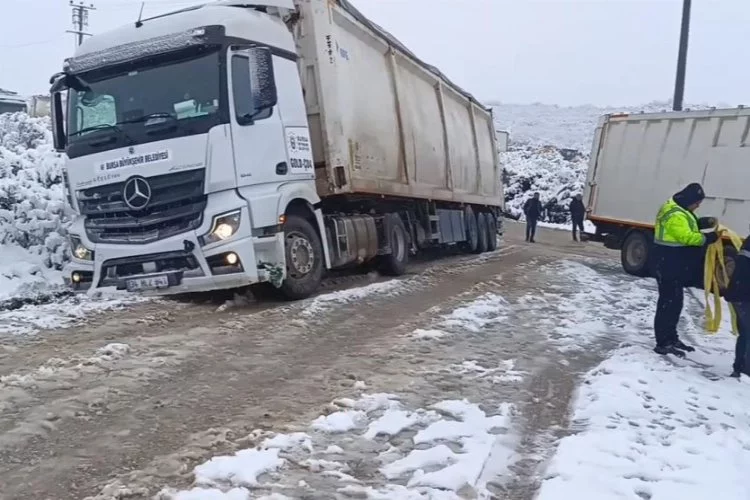 Bursa'da kar yağışı sonrası TIR'lar yolda kaldı