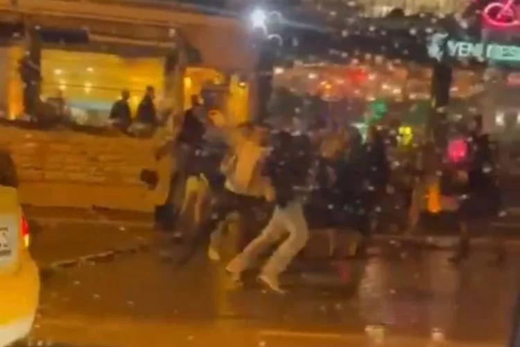 Bursa’da kavga: Acımasızca birbirlerine vurdular