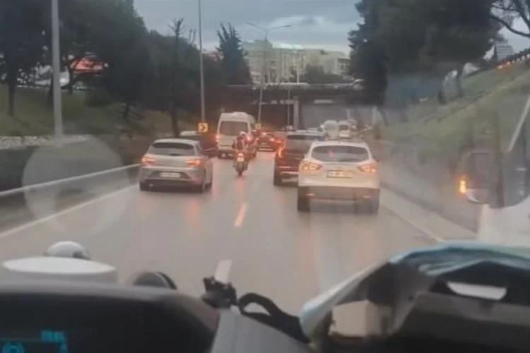 Bursa'da motosiklet sürücüsünden trafikte örnek hareket