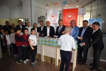 Bursa'da öğrencilere süt ikramı