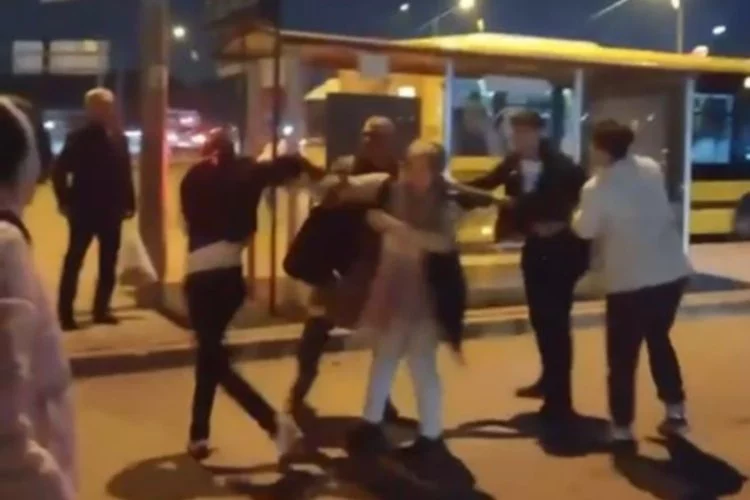 Bursa'da otobüs şoförüyle yolcu kavgası caddeyi ringe döndürdü