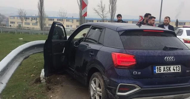 Bursa'da otomobil bariyerlere çarptı: 2 yaralı