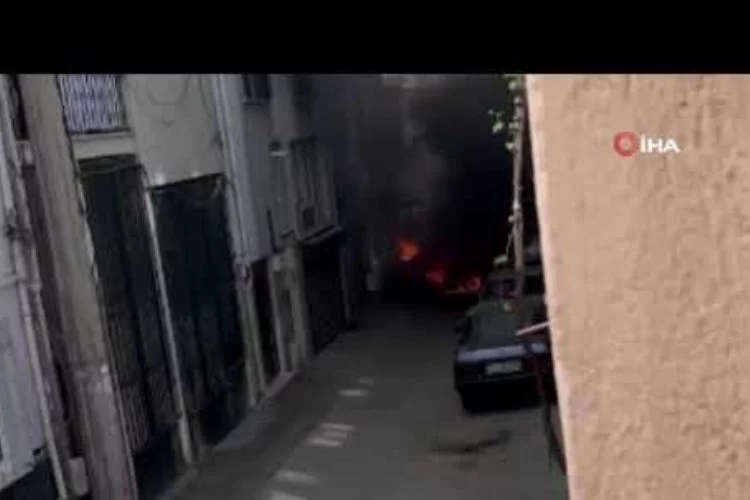 Bursa'da otomobil sokak ortasında alevlere teslim oldu