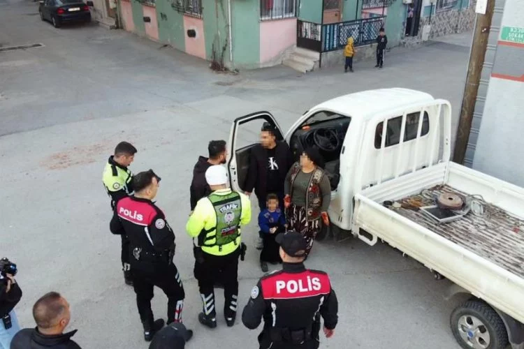 Bursa'da pazara ehliyetsiz çıktı, ekiplerden kaçamadı