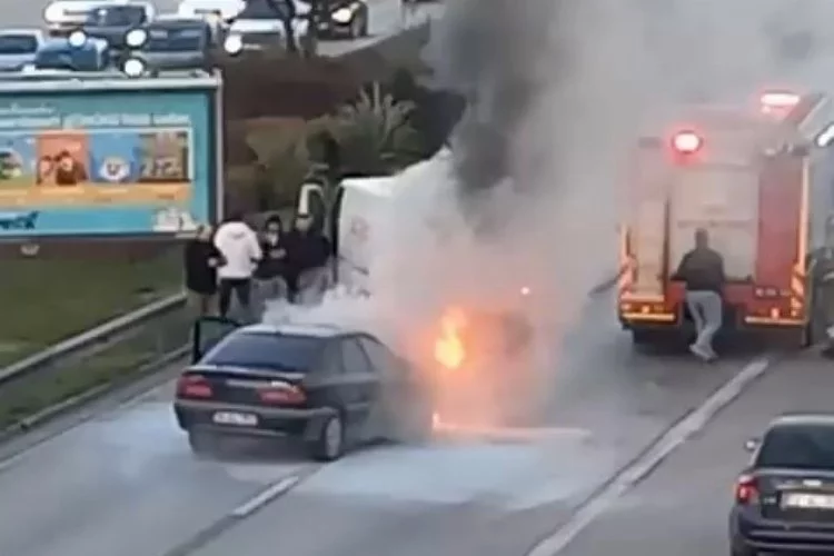 Bursa'da seyir halindeki otomobil alev alev yandı