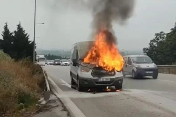 Bursa'da seyir halindeki servis minibüsü alev alev yandı