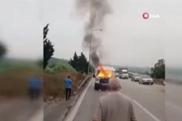 Bursa'da seyir halindeki servis minibüsü alev alev yandı