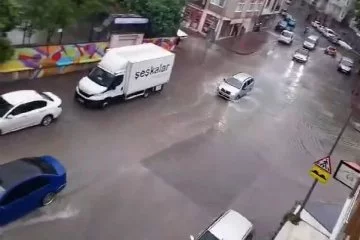 Bursa’da şiddetli yağış hayatı felç etti