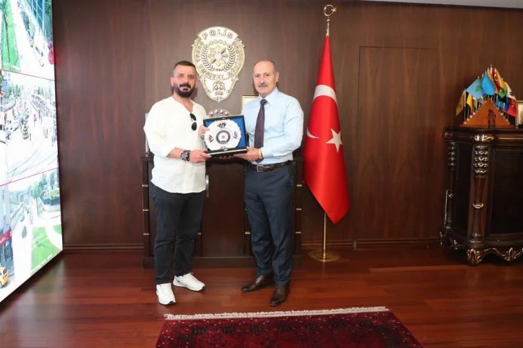 Bursa'da şüpheliyi yakalayan vatandaşa Emniyet Müdürü'nden ödül
