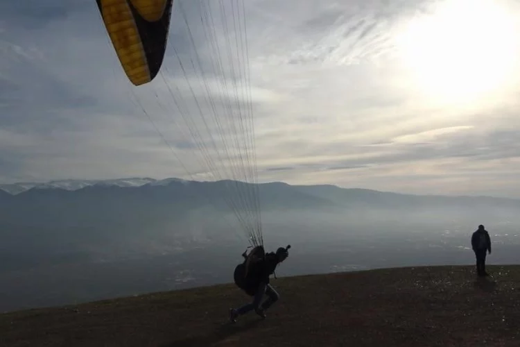 Bursa'da yamaç paraşütü yapan arkadaşlarına uçaktan selamlama