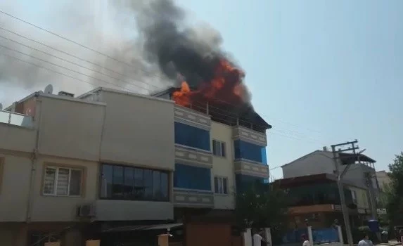 Bursa'da 3 katlı binanın çatısı alev alev yandı