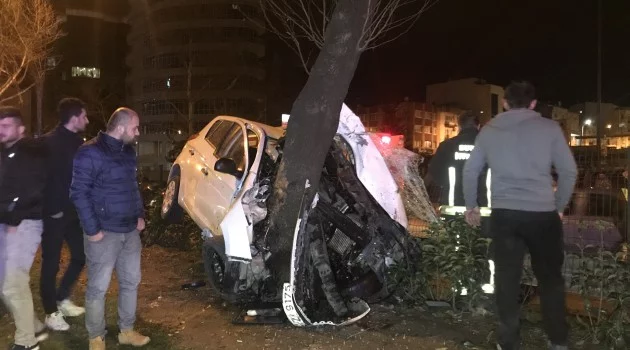 Bursa'da alkollü sürücü direksiyon hakimiyetini kaybedince ağaca saplandı