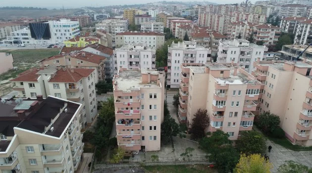 Bursa'da çökme tehlikesi geçiren binada çatlaklar gün ağarınca ortaya çıktı