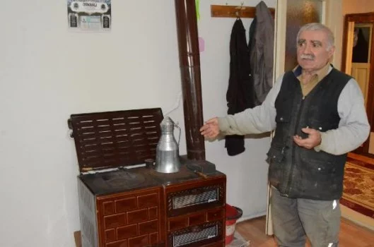 Bursa'da emekli öğretmen kurduğu tesisatla tüm evini ısıtıyor