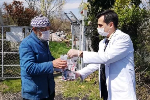 Bursa'da emekli öğretmen, sağlık ekiplerini görünce gözyaşlarını tutamadı