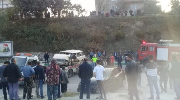 Bursa'da iki otomobil kafa kafaya çarpıştı: 1 ölü, 5 yaralı