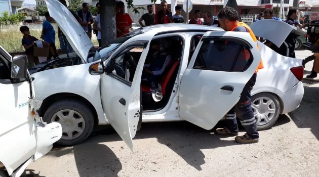 Bursa'da kamyonetle otomobil çarpıştı: 7 yaralı