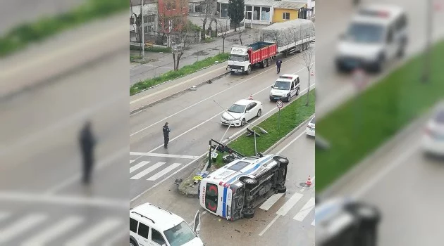 Bursa'da kavşaktan geçen ambulansa araç çarptı: 6 yaralı