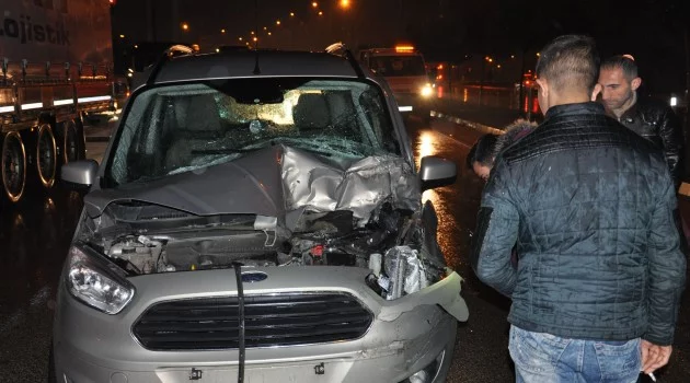 Bursa'da kaygan yolda 5 araç birbirine girdi