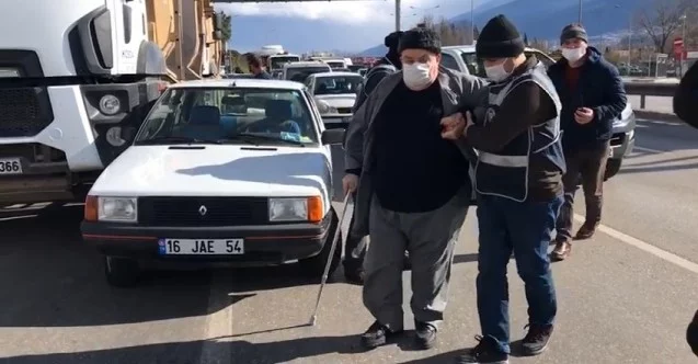 Bursa'da kaza yapan yaşlı adamın imdadına polisler yetişti