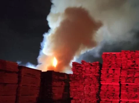 Bursa'da kereste deposunda yangın