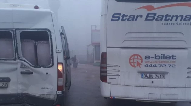 Bursa'da kırmızı ışıkta bekleyen araçlara çarptı: 7 yaralı