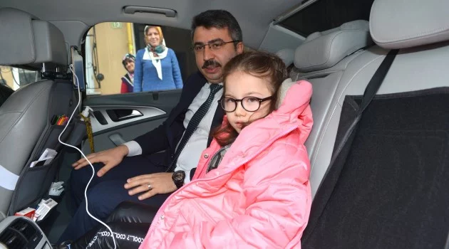 Bursa'da Kübra, karnesini almaya başkanın makam aracıyla gitti