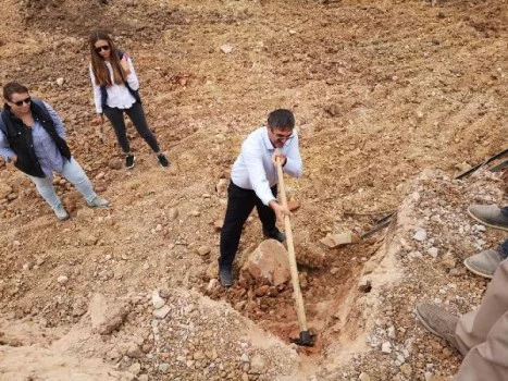 Bursa'da okul temeli kazısında, Roma dönemine ait mezar taşı bulundu
