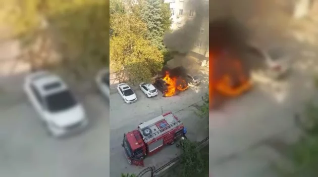 Bursa'da park halindeki araçlar böyle yandı
