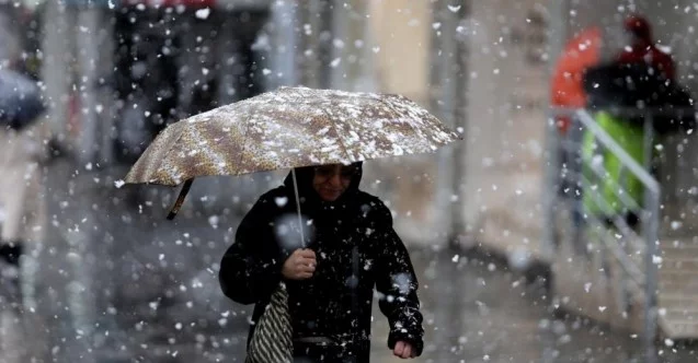 Bursa'da şehir merkezinde kar sevinci