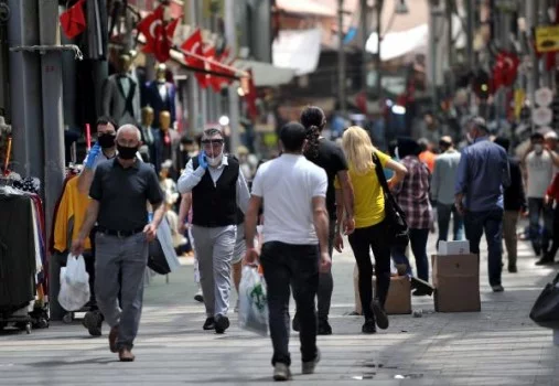 Bursa'da sokağa çıkma yasağı öncesi çarşı ve pazarlarda yoğunluk