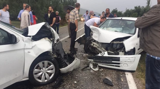 Bursa'da yağmurda 4 araç birbirine girdi: 18 yaralı