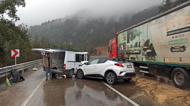 Bursa'da yağmurda kayan araçlar birbirine girdi: 5 yaralı
